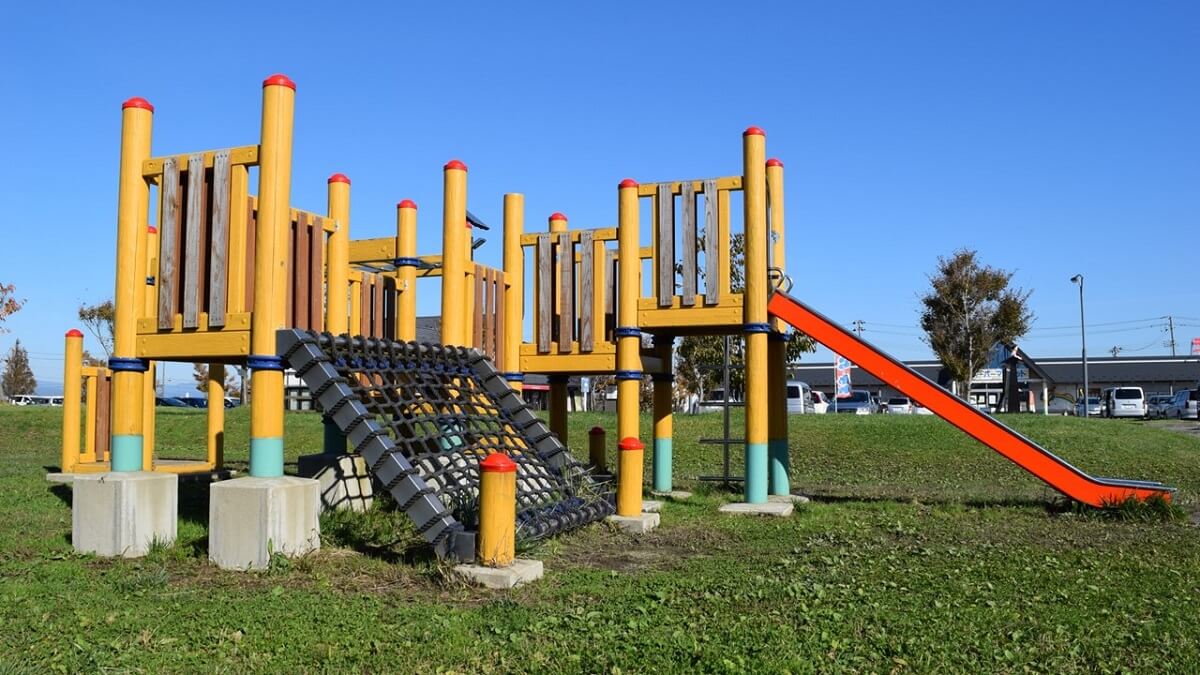 公園で事故率が高い遊具は『すべり台』、中等症以上のリスクが高いのは『雲てい』
